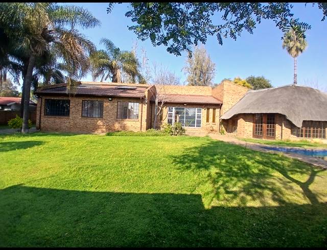 4 BEDROOM HOUSE FOR SALE IN PARKHILL GARDENS